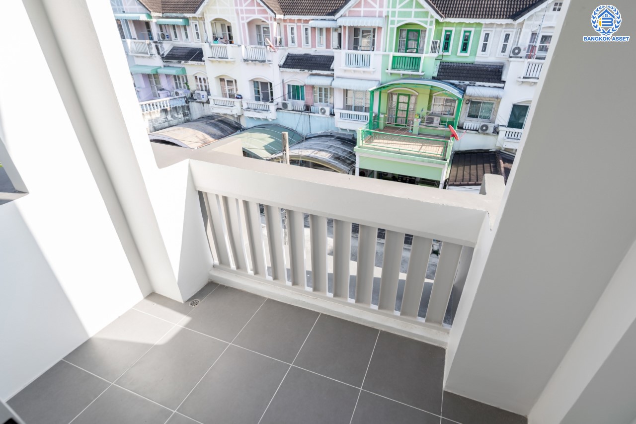 บ้านมือสองตกแต่งใหม่ ทำเลใจกลางเมือง ม.พาร์ค แกลเลอรี่ ประชาชื่น ทาวน์โฮม 3 ชั้น เนื้อที่ 22.5 ตร.ว. ฟังก์ชัน 3 ห้องนอน 3 ห้องน้ำ 2 ที่จอดรถ บนทำเลเดินทางสะดวก เชื่อมต่อหลายเส้นทาง ใกล้เดอะมอลล์งามวงศ์วาน เซ็นทรัลแจ้งวัฒนะ ทางด่วน "งามวงศ์วาน"